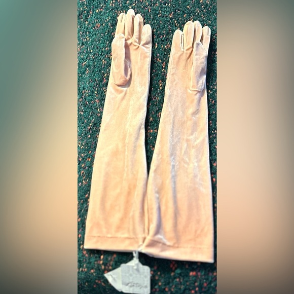 ‼️RARE‼️🎸Carolina Amato🎸🔥NWT🔥Light Pink Crushed Velvet Gloves (re: Free People) - Picture 9 of 13